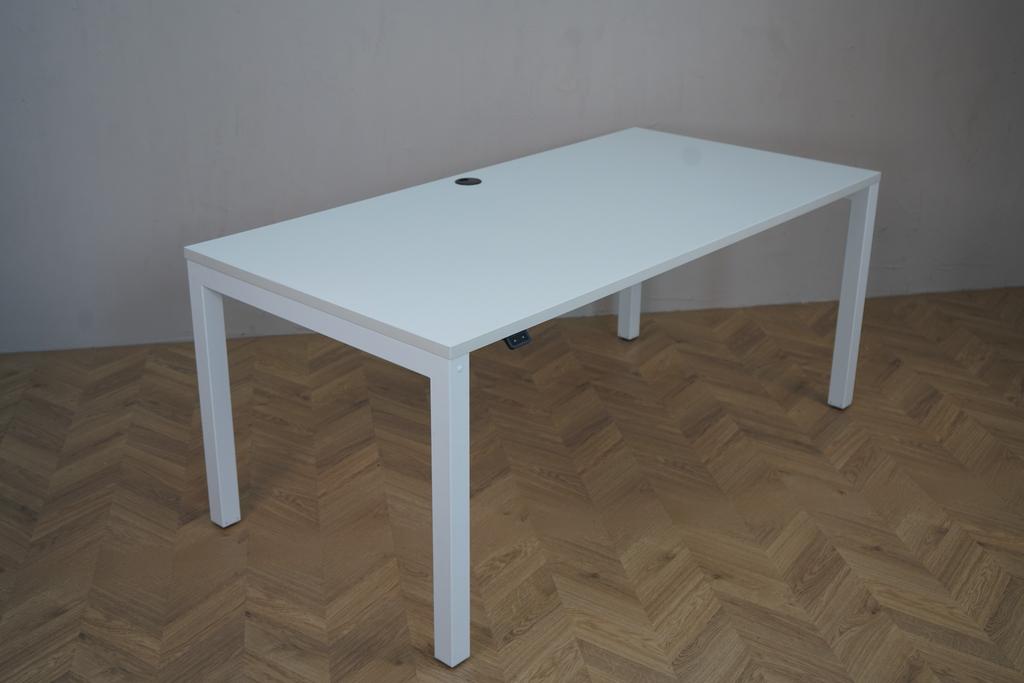 Arnehus hæve-sænkebord 160x80 i hvid med robust firebensramme og dobbelt motorsystem, set fra skrå vinkel.